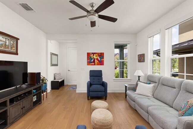 Building Photo - 2509 Simond Ave