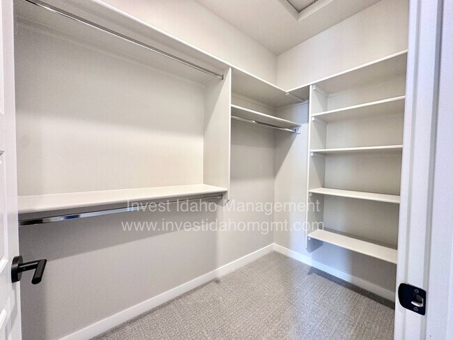 Building Photo - Luxury Living in the Heart of Star, ID – Gated Townhome with High-End Finishes