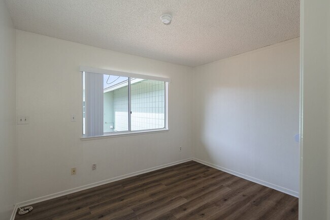 Building Photo - 173 W Elfin Green