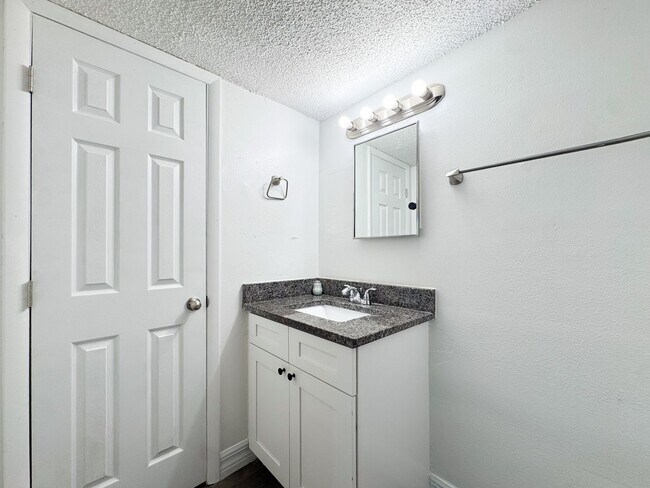 Building Photo - Updated one bedroom in Villa Del Sol Community