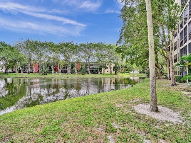 Building Photo - 2304 S Cypress Bend Dr