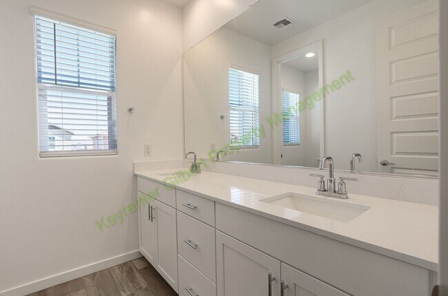 Building Photo - Pet Friendly 5 bed/3 bath in the Hawes Crossing Community of East Mesa