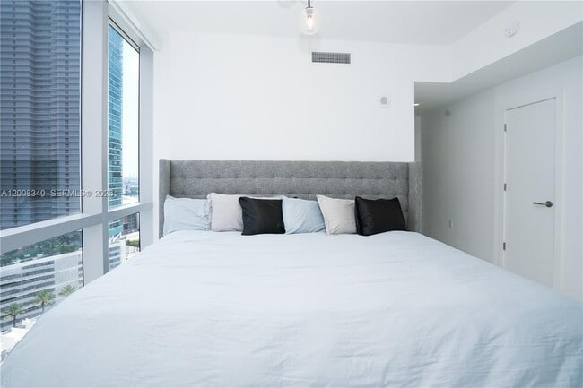 Building Photo - 851 NE 1st Ave