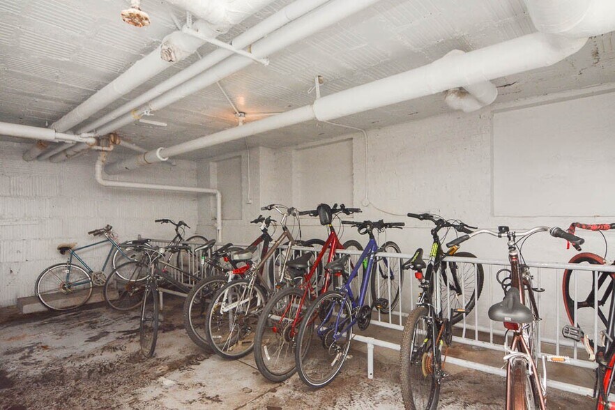 Building Photo - 716 W Belmont Ave