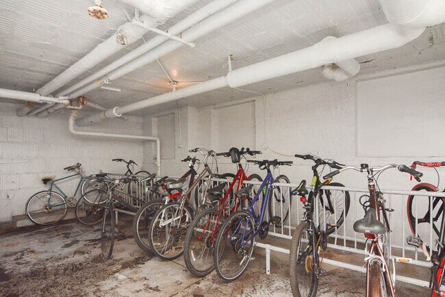 Building Photo - 714 W Belmont Ave