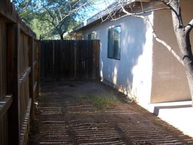 Building Photo - 272 E Calle Arizona