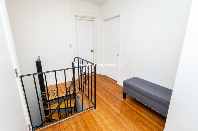 Building Photo - 448 Park Dr