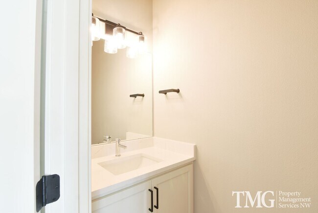 Building Photo - AmazingTownhome with Stunning Finishes! 1900+ Sq Ft, Fenced Yard!