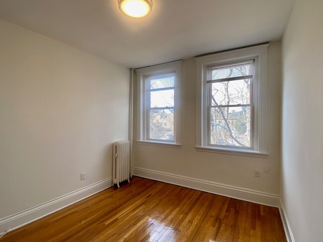 Building Photo - Nicely renovated 2 bed unit with utilities...