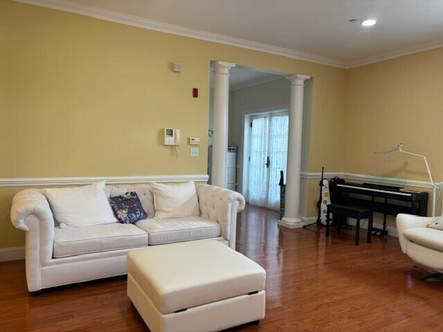 Building Photo - 10 Winchester Pl