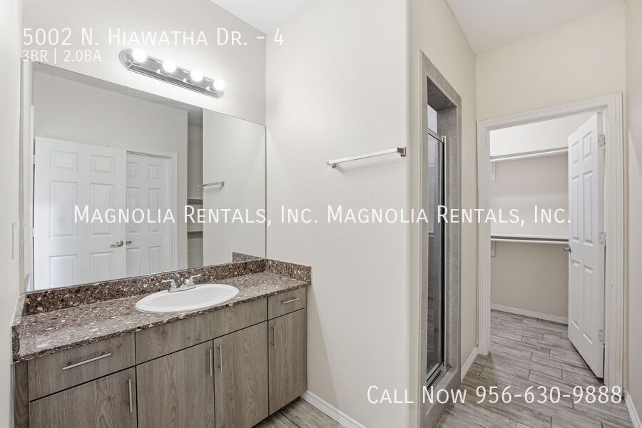 Building Photo - 5002 N Hiawatha Dr