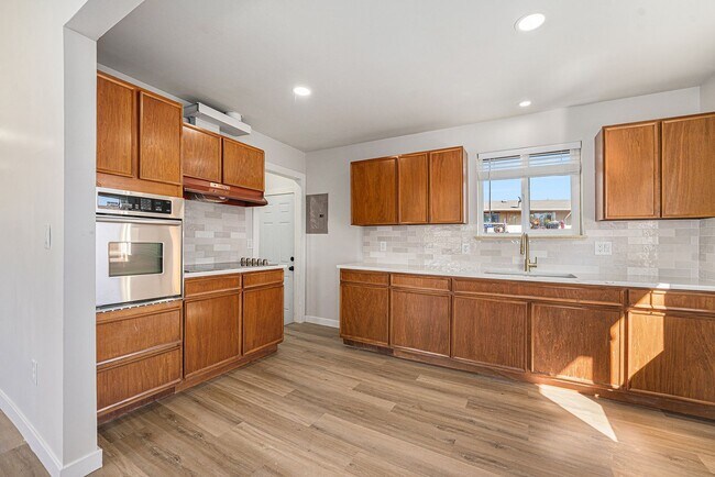 Building Photo - Spacious 6-Bed 3-Bath Home in Federal Heights/Denver