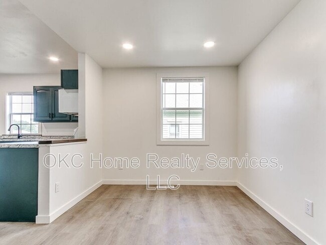 Building Photo - 1812 W Noble Ave