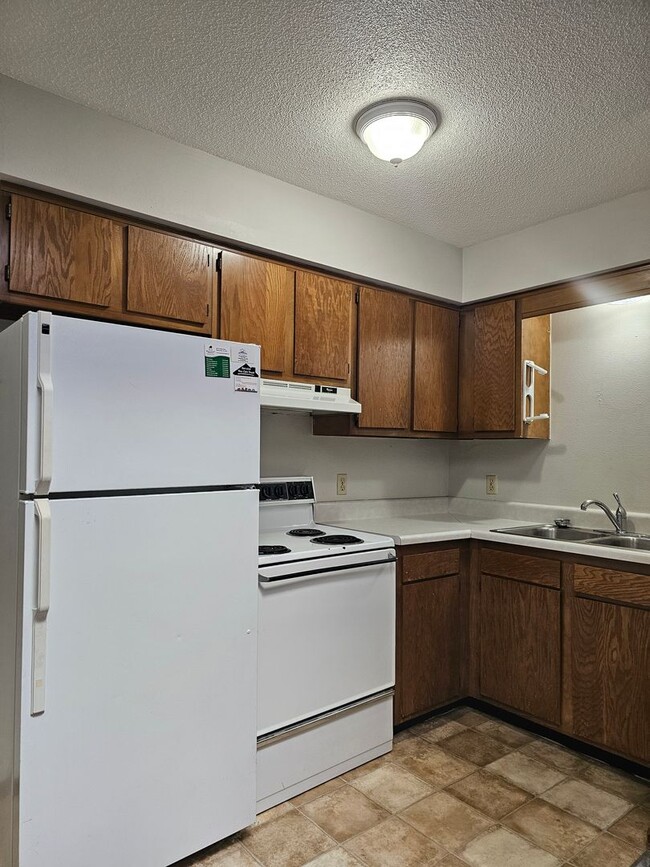 Building Photo - One Bedroom Apartment Downtown