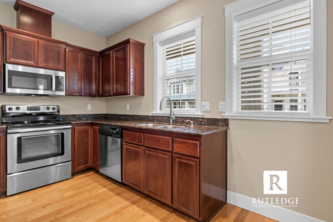 Building Photo - Gorgeous End Unit Townhome in The Heart of Historic Jacksonville!