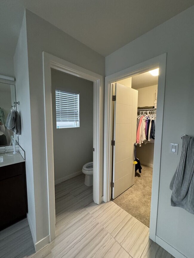 Building Photo - Warm, Welcoming 5BR Home Near Alderwood Mall