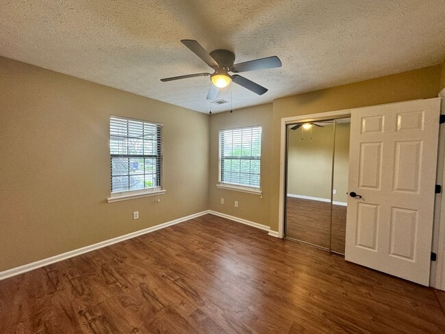 Building Photo - Beautiful Two Bedroom Townhouse!