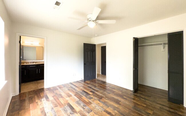 Building Photo - 3BR Home in Shell Point – Sunroom | Garage | Prime Location