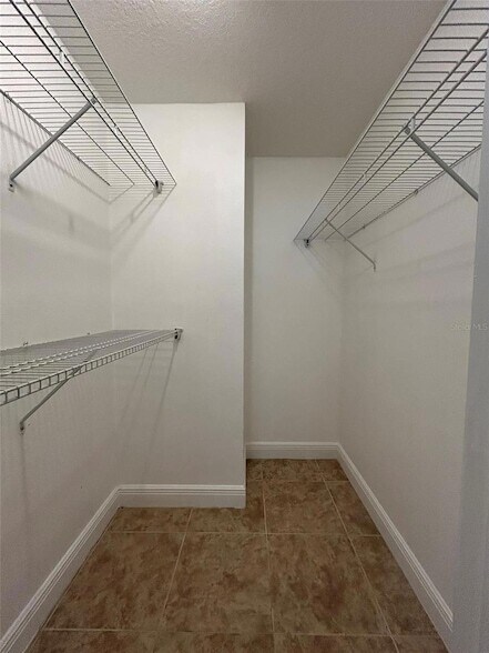 Building Photo - 220 Riverbend Dr