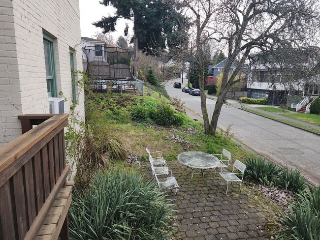 Building Photo - Spacious 3BR/3BA in Sought- After Queen Anne Location