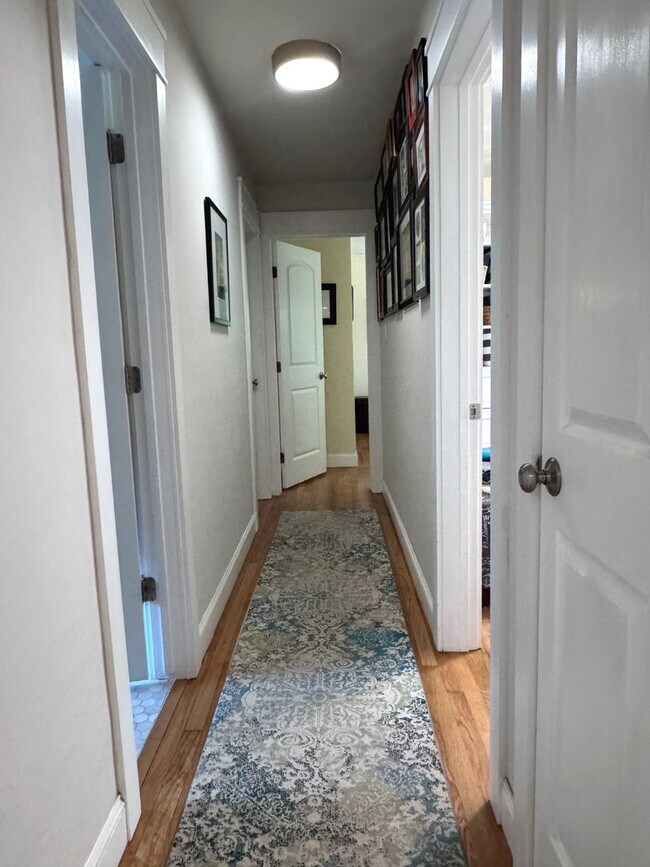 Building Photo - Lakefront Great Neck Home! 4/2.5 brick ranch in lovely Southern Point