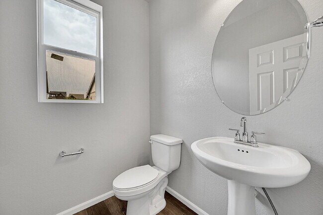 Building Photo - $3,195, 3 bed, 3.1 bath, located in Broomf...