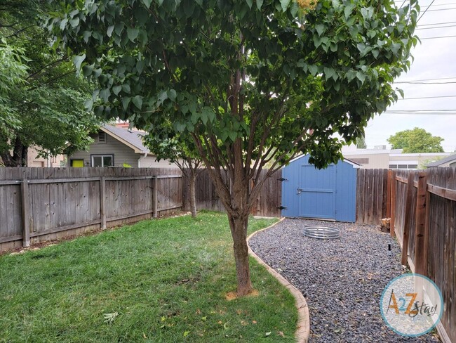 Building Photo - Cozy North End 33rd Street Bungalow!