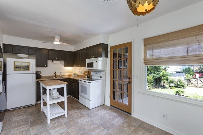 Building Photo - Bright East Nashville Townhome!