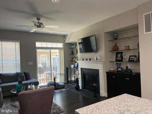 Building Photo - 404 Ironsides Square SE