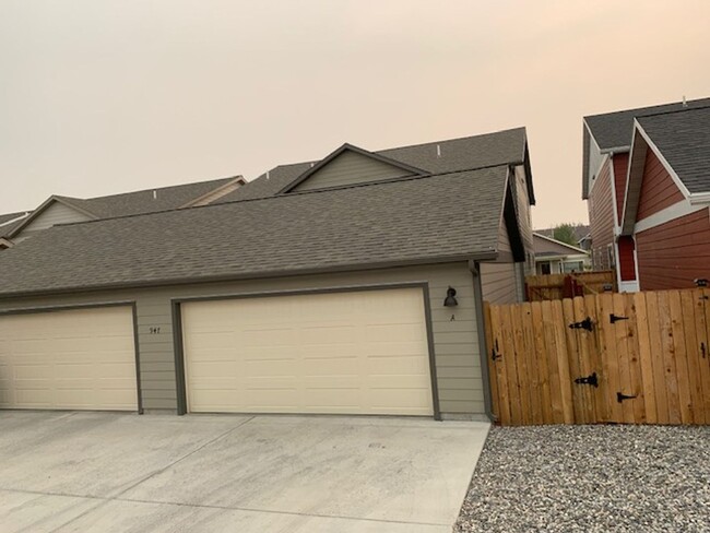 Building Photo - Cute and Clean Townhouse