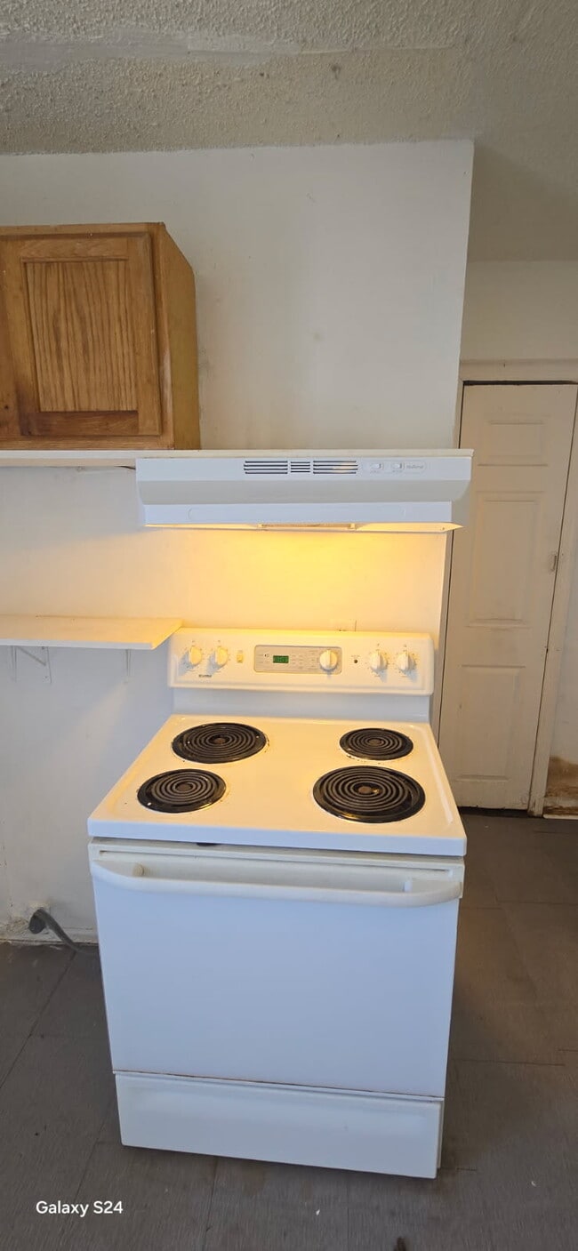 Building Photo - 1807 Maple Dr