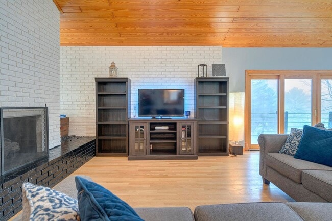 Building Photo - 202 Fincastle Dr