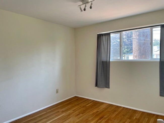 Building Photo - Charming 4 Bed 2 Bath Tri-level in Eastgate, Bellevue