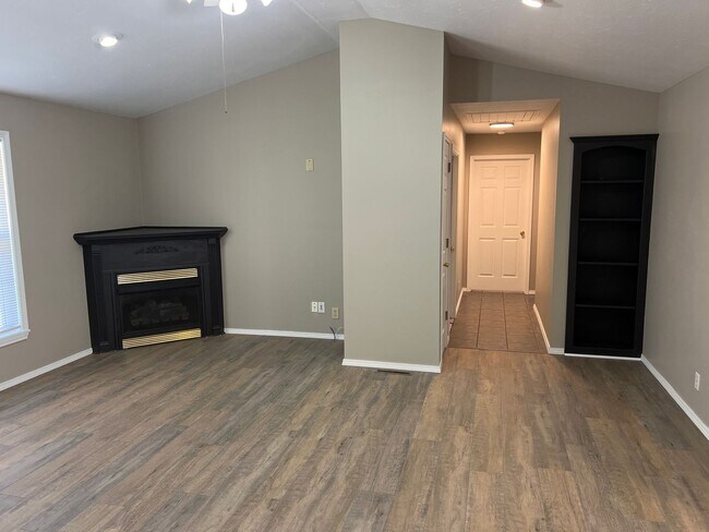 Building Photo - Republic Schools! 3 Bedrooms! 2 Baths! $1495