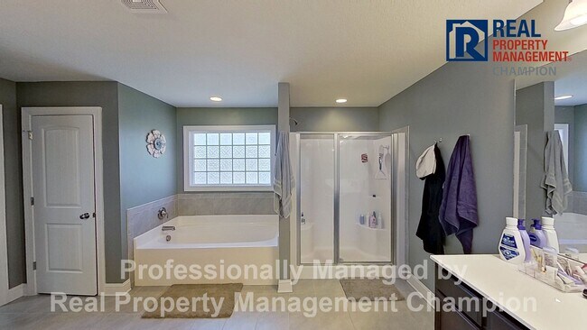 Building Photo - Gorgeous 4 BD/3.5 BA Executive Home w/Spacious Fenced Yard