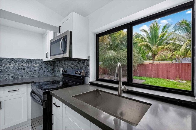 Building Photo - 524 NE 160th Terrace