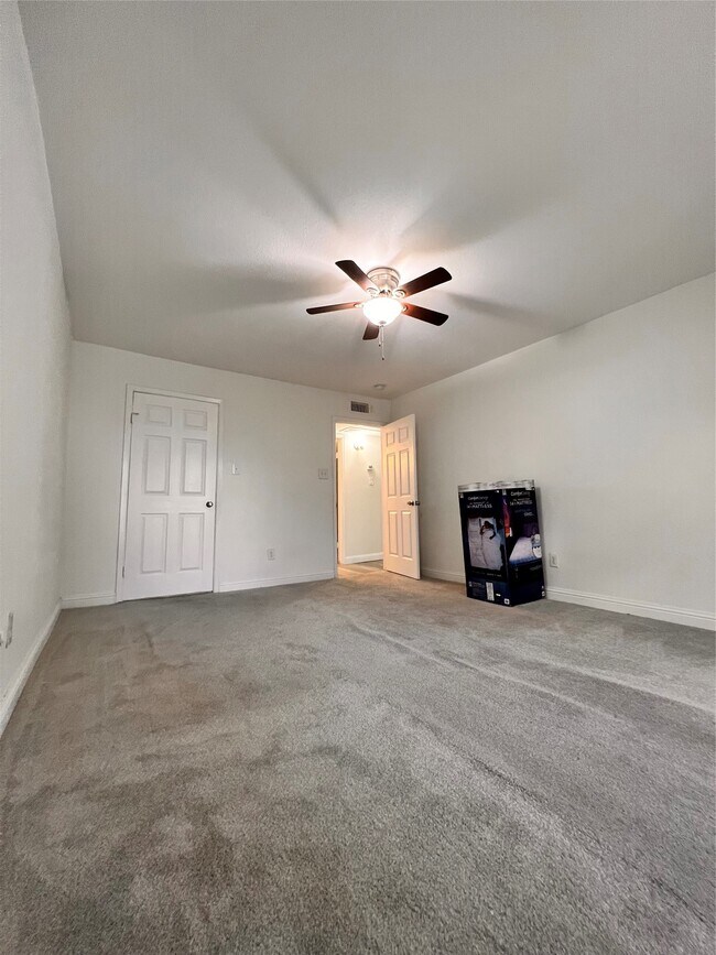 Building Photo - 3005 Walnut Bend Ln