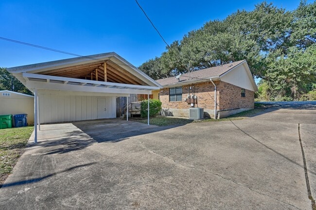 Building Photo - 600 E Stone St