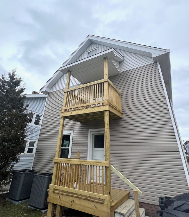 Building Photo - 2068 Waterbury Rd