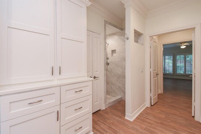 Building Photo - 807 Herdsman Dr
