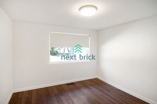 Building Photo - 3 Bed, 2.5 Bath Single Family Available fo...