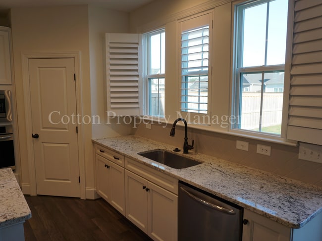 Building Photo - 33 Meon Ln