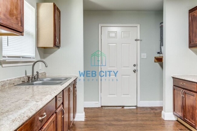 Building Photo - 4218 Carpenter Ave