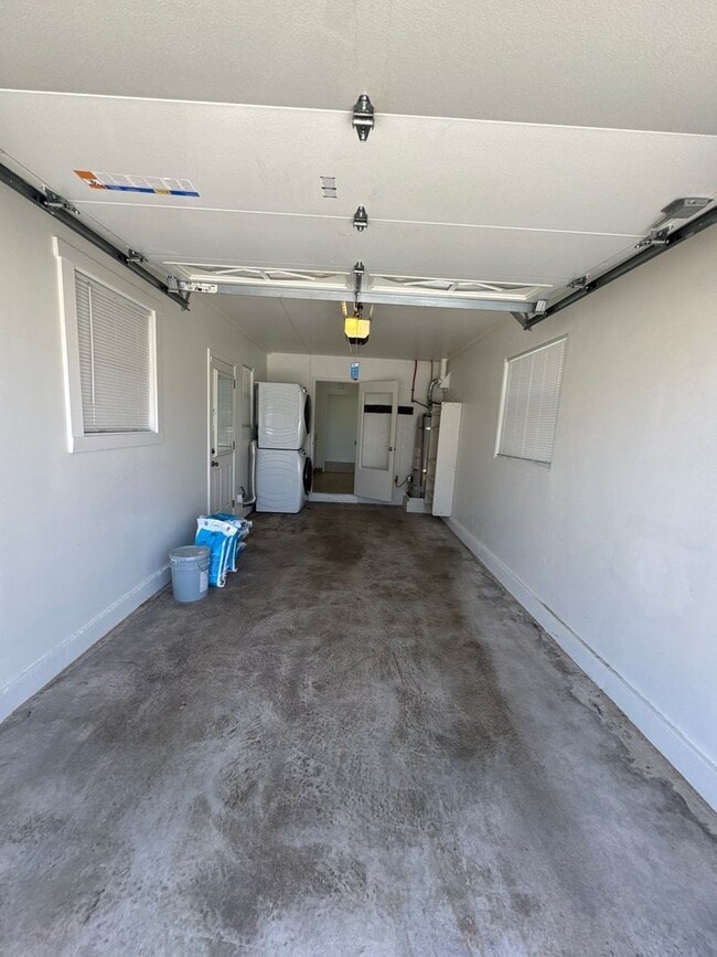 Building Photo - 209 E Laurel Dr
