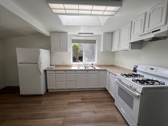 Building Photo - 503 1/2 S Auburn St