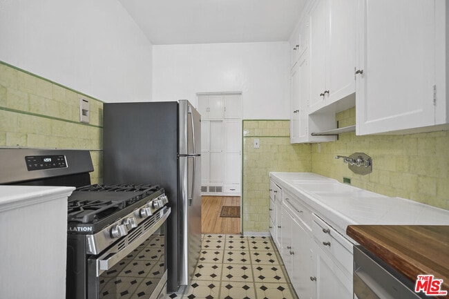 Building Photo - 201 S Poinsettia Pl