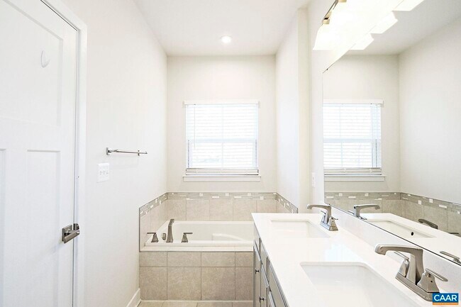 Building Photo - 2045 Landon Ln