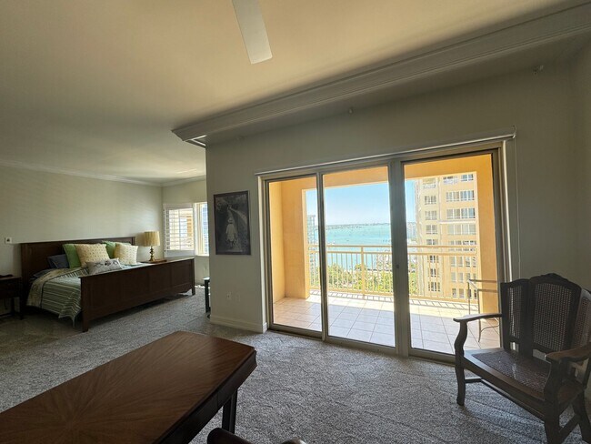 Building Photo - Seasonal/short term 3/2 renovated Ritz Carlton beauty with long water views