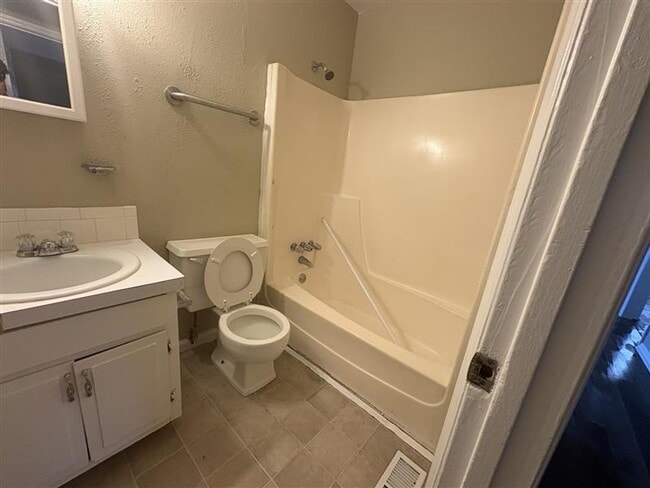 Building Photo - 3 Bed/1.5 Bath Single-Level Home - Reynolda Rd Area!