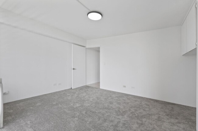Building Photo - Waikiki 1BR/1BA with Ala Wai Canal & Mountain Views — Wraparound Lanai, Utilities Included